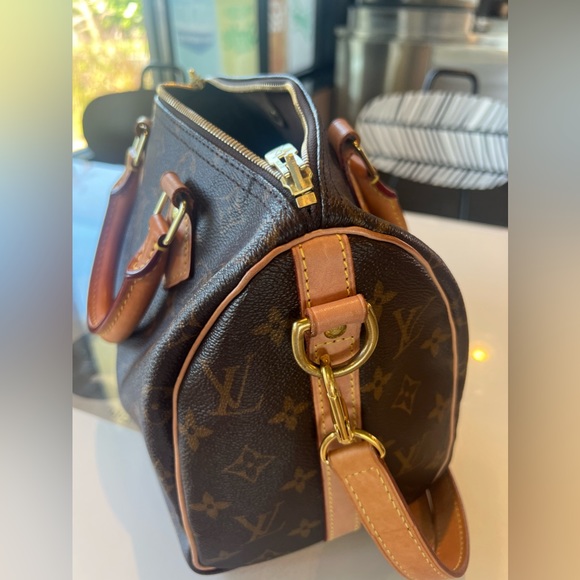 not for sell. Too old
Louis Vuitton Monogram Speedy 25 with Bandouliere strap - Picture 2 of 7